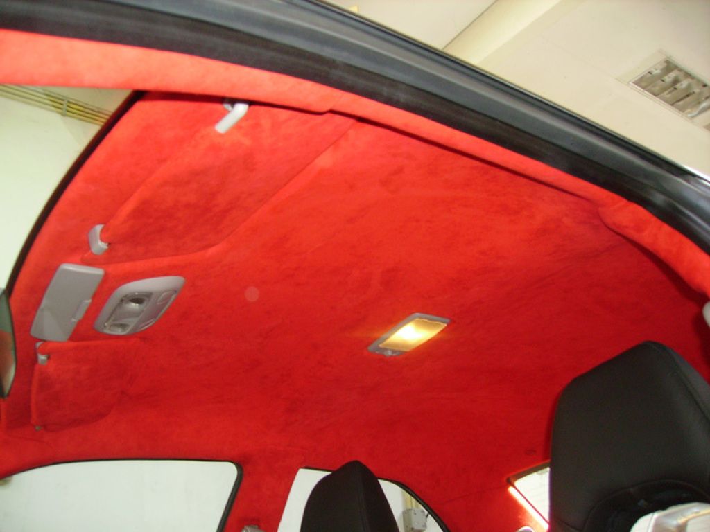 Rode hemelbekleding bij Autobeklederij Meijer