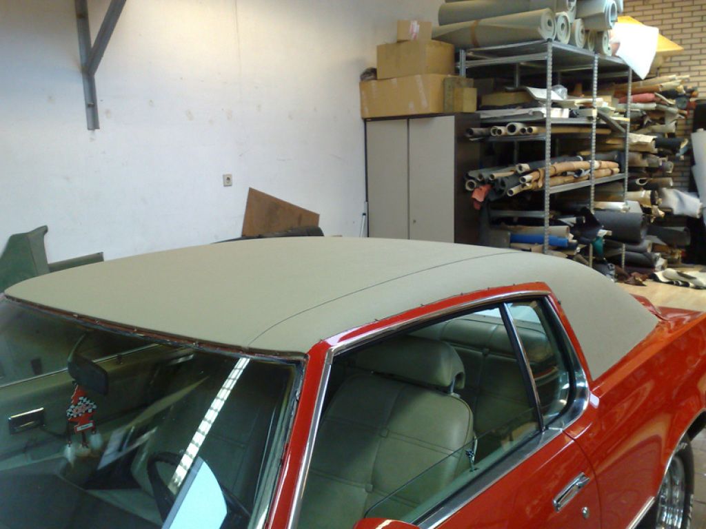 Nieuwe vinyldaken bij Autobeklederij Meijer
